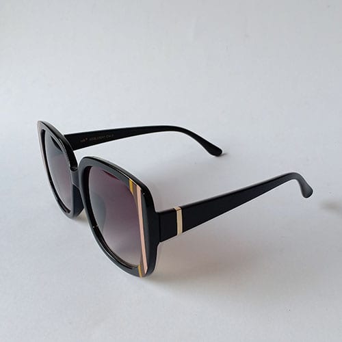 Elegant Edge – Bold & Chic Shades